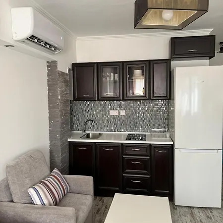 Modern In Center Apartment *